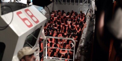 629 migranter strandet på skip i Middelhavet - Italia og Malta nekter å ta dem imot